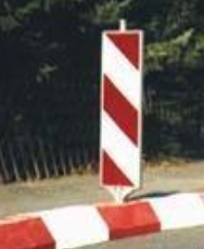 Obrzeże ze słupkiem prowadzącym i tablicą